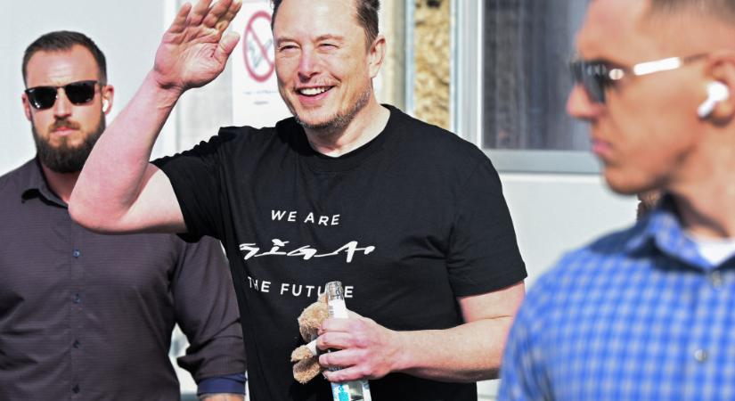 Elon Musk egy korábban letiltott szélsőjobboldali megmondóembernek válaszolgatott a Twitteren