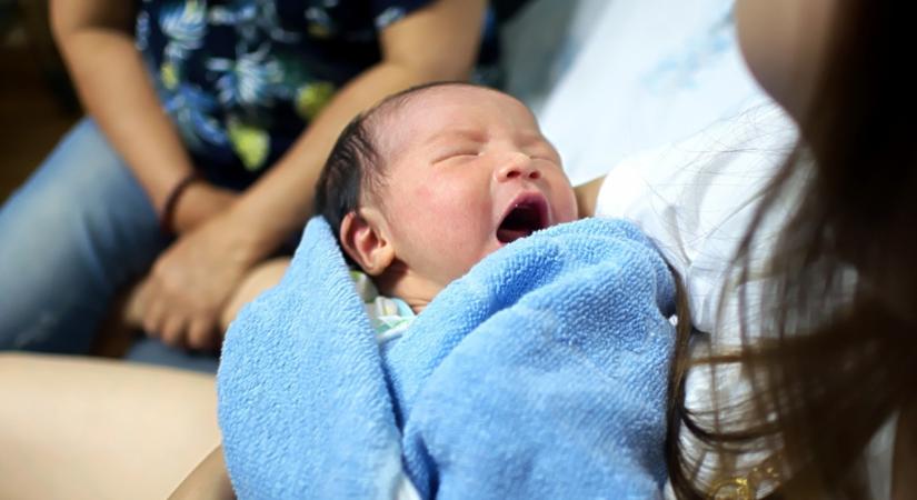 Császármetszéssel született: amit a baba hüvelykujján találtak, olyat az orvosok sem láttak még