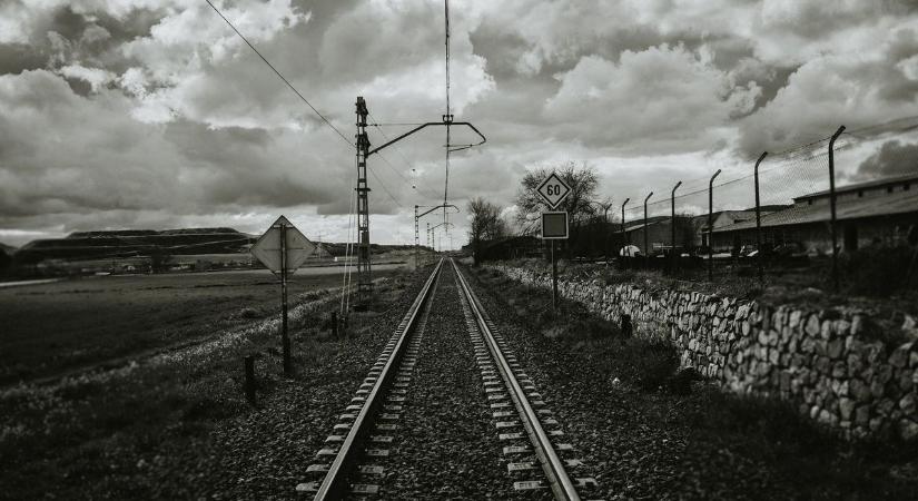 Szürreális vonatbaleset Szarvason: ezt csinálta az áldozat, amikor rátaláltak
