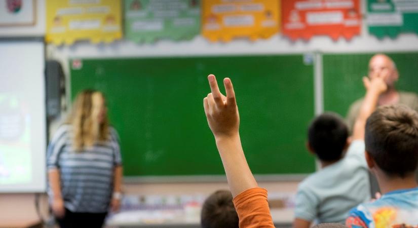 Rétvári Bence szerint 2022 és 2025 között 93,5 százalékkal emelkednek a pedagógusbérek