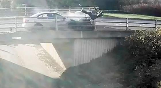Videó: Lerepült a felüljáróról a motoros, akit egy feldühödött autós leszorított az útról