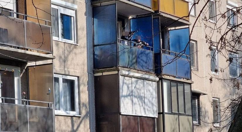 Felháborító: az erkélyről lövöldöznek egy miskolci lakótelepen