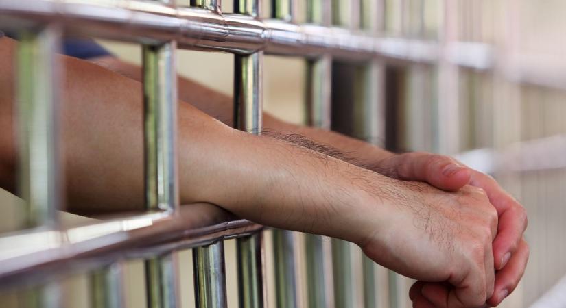 Rabok készítik a leendő rabok zárkáinak berendezését