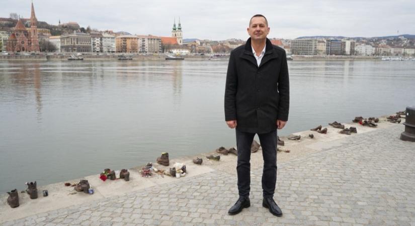 A Duna-parti Cipőknél tartott megemlékezést Molnár Zsolt