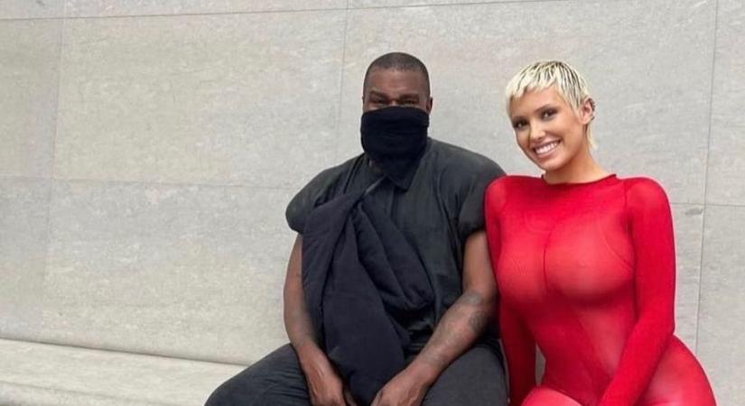 Kanye West felesége átlátszó harisnyában és melltartóban ment ki az utcára - kép