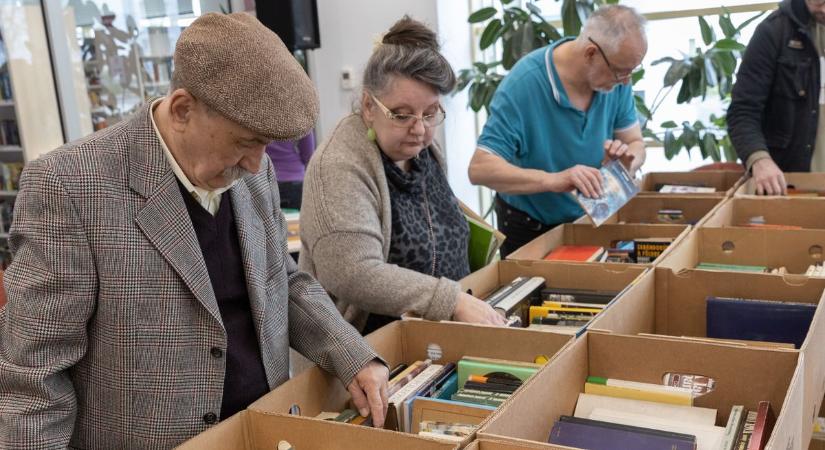 Adománygyűjtés és könyvvásár: százával viszik a könyveket, hogy a 4x4-eseknek segíthessenek