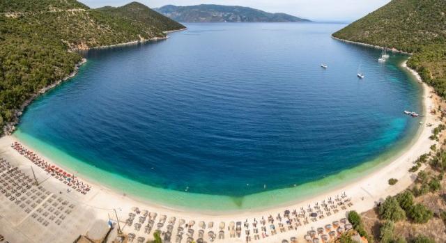Egy új törvény korlátozza a napozóágyak számát a görög tengerpartokon