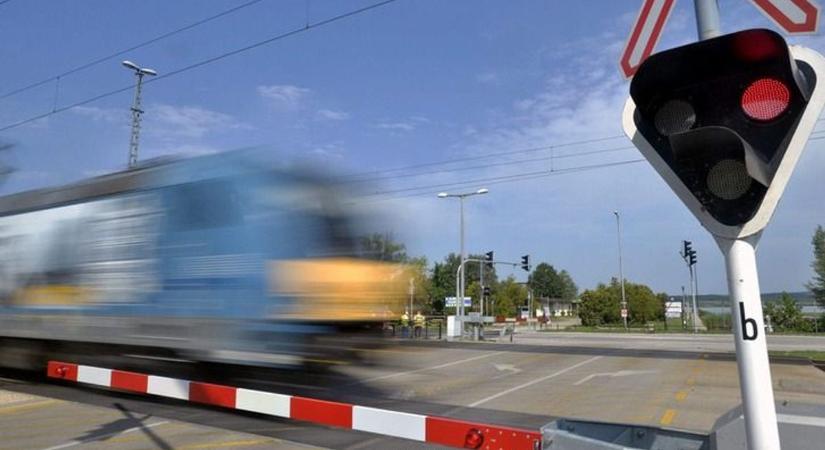 Letörte a gyalogos a sorompót, veszélyeztette a vasúti közlekedést  videó