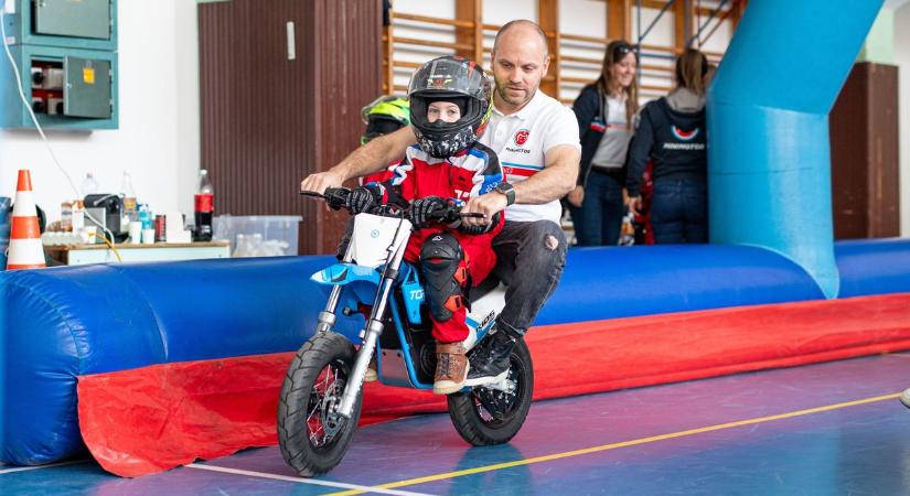 Talmácsi Gábor tanította motorozni a boglári gyerekeket