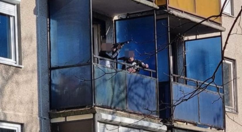 Egy erkélyről lövöldöztek fényes nappal Miskolcon