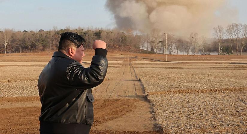 Szupernagy rakétavetőkkel gyakorlatozott Kim Dzsongun