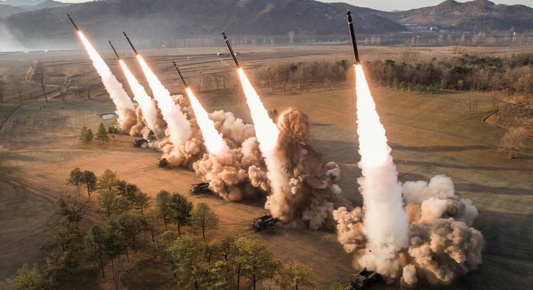Kim Dzsongun a szupernagy rakétavetőkkel végzett lövészeti gyakorlatokat felügyelte