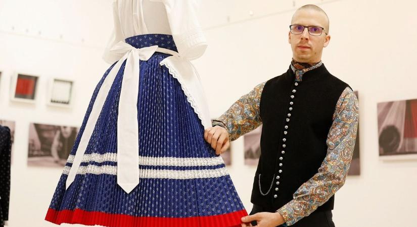 Szabó Árpád halasi viseletkészítő pliszírozott ruháit is kiállították a Csipkeházban – galériával