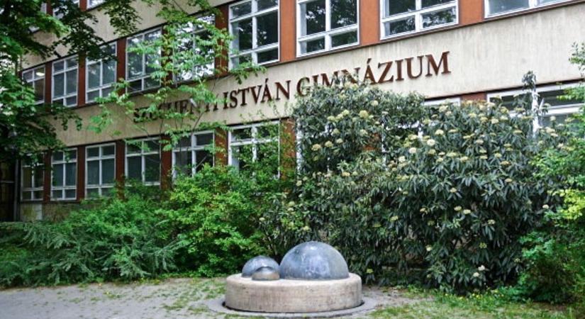 Közös nosztalgiázás a Széchenyi gimnázium fennállásának hetvenedik jubileumán
