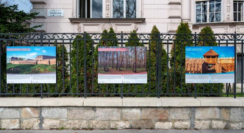 Lengyelország több, mint gondolnád – kiállítás a Lengyel Nagykövetség kerítésén