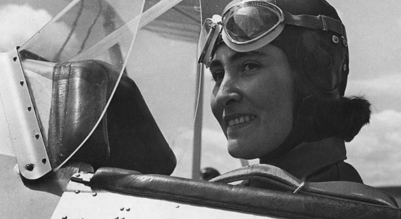 Az egyiptomi pilóta, Lotfia Elnadi lett az első női pilóta Afrikában 1933-ban.