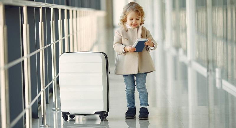 Dilemma: hogy ellenőrzik a kiskorúakat a reptereken a légi Schengen-tagság után?