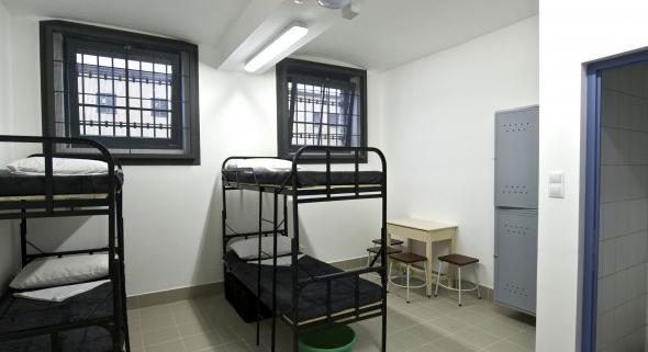 Rabok készítik az ország legmodernebb börtönének zárkafelszerelését