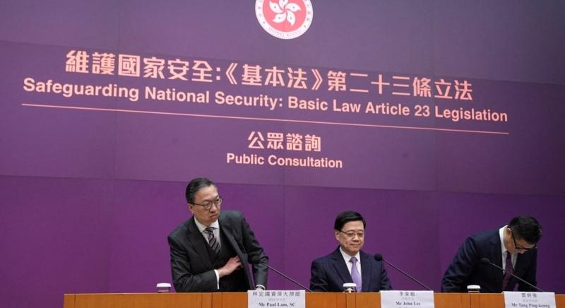 Egy új törvény tovább szigorítja a másként gondolkodókkal szembeni fellépést Hongkongban