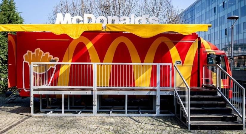 Ilyen még nem volt: már kamionból is árulja a sajtburgert a McDonald's