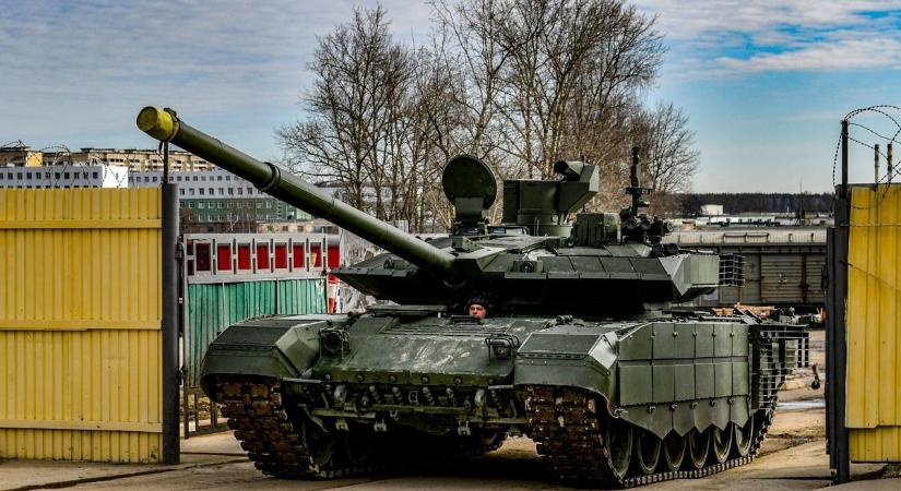 Igazi showműsort csináltak az oroszok a legmodernebb tankjuk csatatérre küldéséből, még egy pap is megáldotta őket – videó