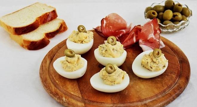 Töltött tojás tökéletesen – olívás sajtkrémmel