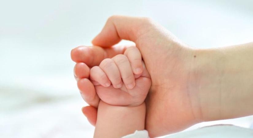 Az újszülött kisfia mellett halt meg egy fiatal anya Szabolcsban