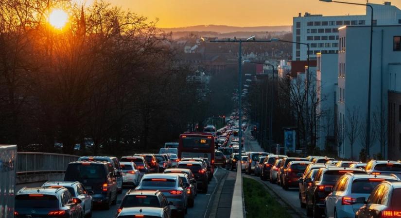 Autók tömegei keserítik meg a városlakók életét