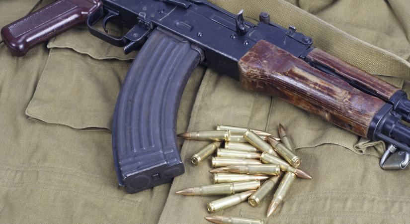 Húsz gépfegyverrel érkezett a röszkei határállomásra egy albán férfi