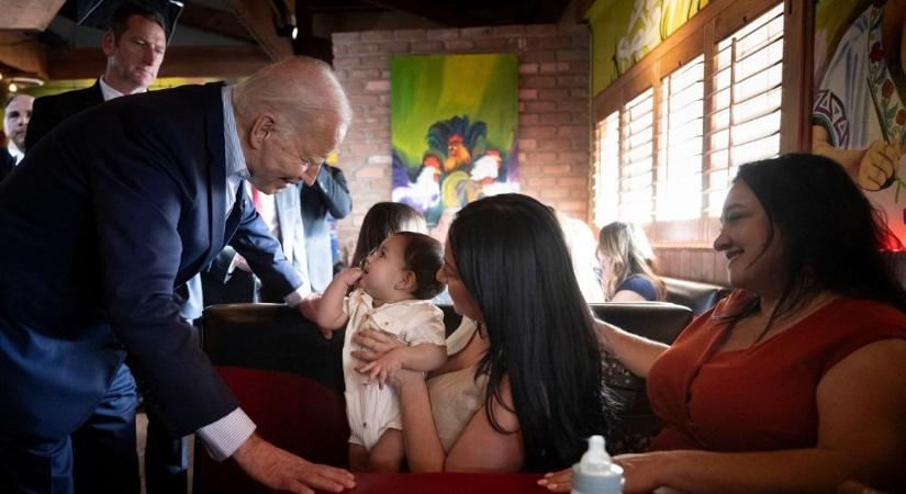 Bident jobban lekötötte egy kisbaba, mint saját, arizonai kampányrendezvénye