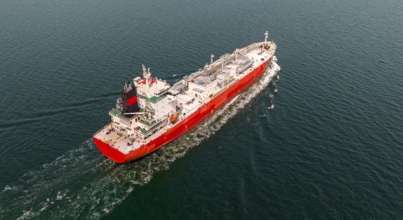 Felborult egy dél-koreai tankerhajó Japánnál, halottak is vannak