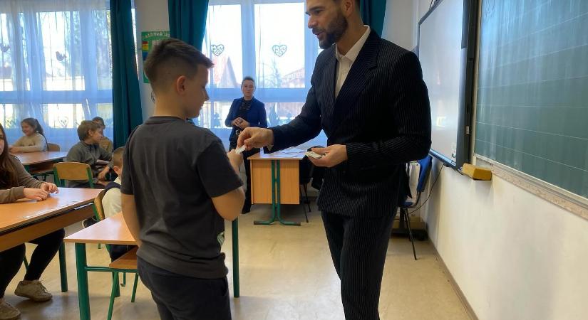 Két általános iskolában terítette a Junior Debrecen Városkártyákat Barcsa Lajos alpolgármester