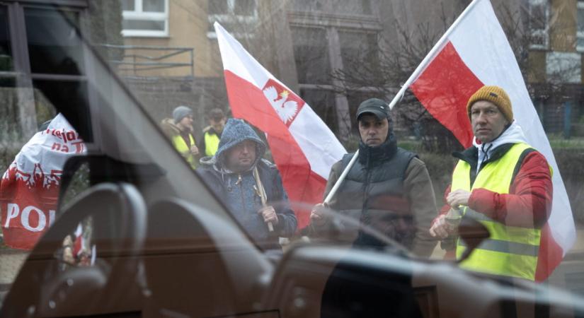 A lengyel gazdák blokád alá vették a fontosabb főutakat