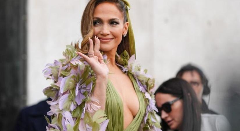 Mindenki Jennifer Lopez tavaszi csizmáját akarja - Ez az irtó szexi darab lesz a szezon legmenőbb lábbelije