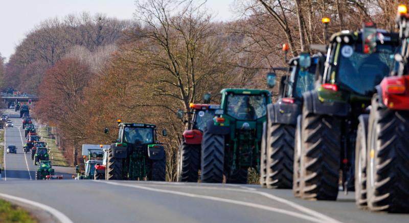 A lengyel gazdák országszerte blokád alá vették a főutakat