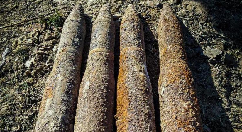 Tizenhét tüzérségi lőszer került elő egy társasház kertjéből Pusztaszabolcsnál