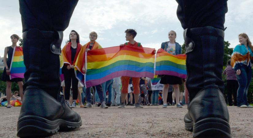 Először vettek őrizetbe valakit az LMBTQ-mozgalmat szélsőségesnek nyilvánító orosz törvény alapján