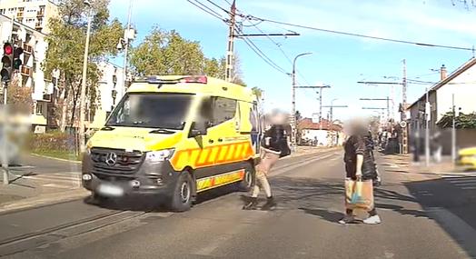 Sokkoló videó: mentőautó sodort el majdnem egy fülhallgatóval közlekedő fiatalt Pesterzsébeten