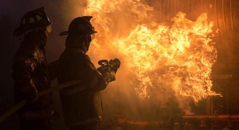 Leégett egy parasztház Zombán, egy embert mentettek ki
