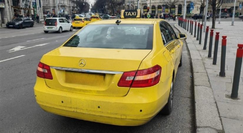 Pofátlan taxis hiéna: 12 200 forintos alapdíjjal dolgozott, ráadásul semmilyen engedélye nem volt a sofőrnek