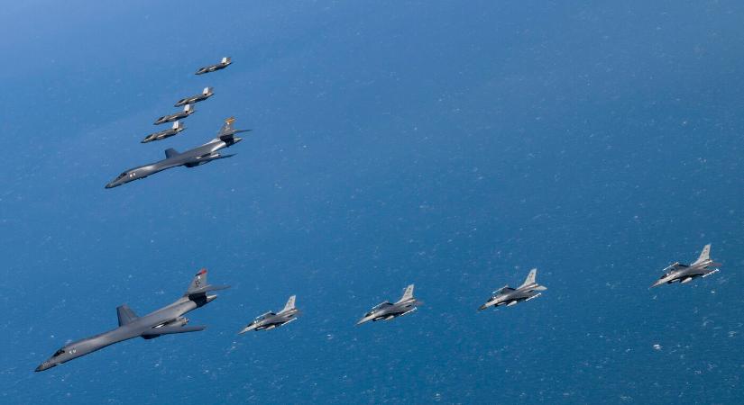 Hollandia F–16-osokhoz szükséges lőszerekkel és drónokkal is ellátják Ukrajnát