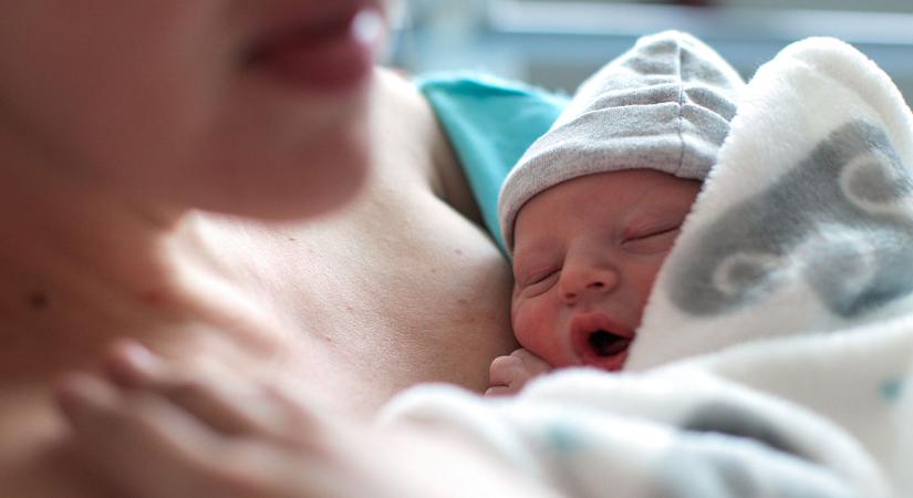 Váratlan otthonszülés: néhány perc alatt született meg a baba