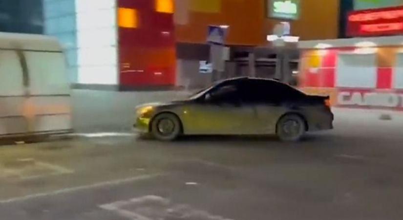 Megérkezett a BMW-s driftmester a parkolóba, két másodperc alatt nekiment az első akadálynak - videó