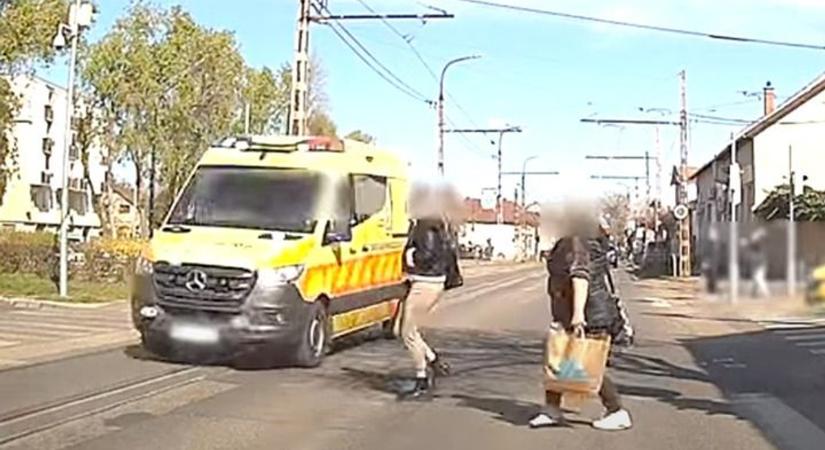 Nem hallotta a mentőt a fülhallgatós gyalogos Pesterzsébeten, majdnem egyenesen elé sétált - videó