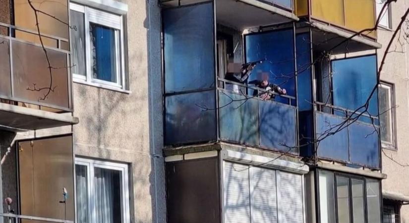 Lövések dördültek Miskolcon: az erkélyéről nyitott tüzet egy férfi