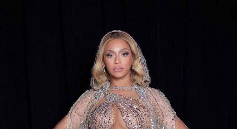 Csak egy vékony szalag takarja Beyoncé meztelen testét - kép