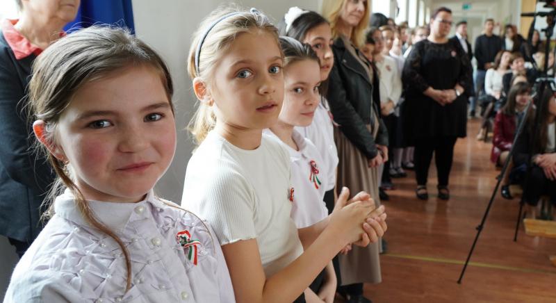 Városi szavalóverseny az Eperföldi iskolában – Papp Róbert versét szavalták az alsósok