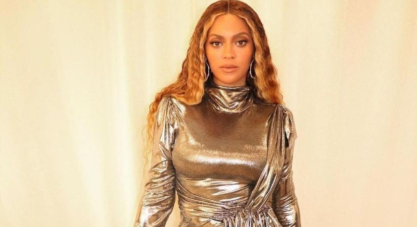 Se bugyi, se más: anyaszült meztelenül kapták le Beyoncét
