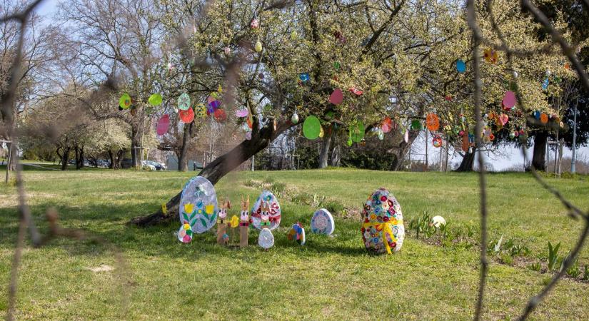 Tojásfa és húsvéti dekoráció a velencei könyvtár előtt (Videó, galéria)