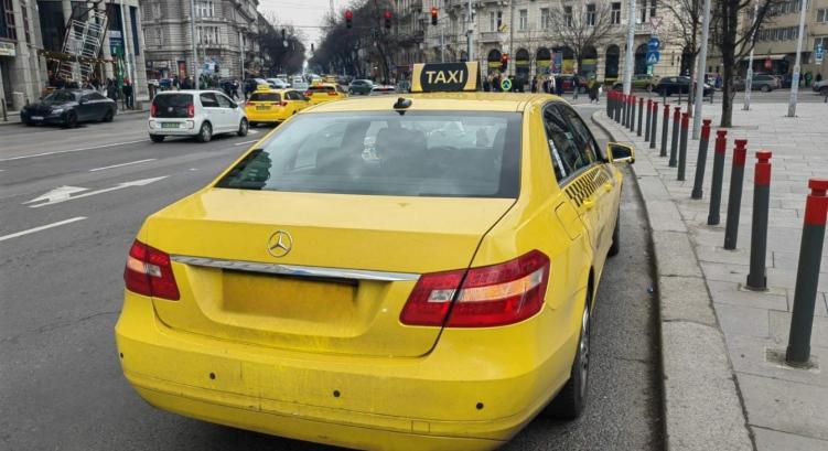 Ez nem taxi – magyarázta a rendőrnek a férfi, aki 11-szeres alapdíjjal taxizott Pesten egy sárga, taxi feliratú autóval